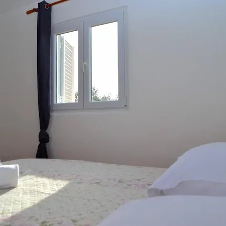 Apartamento Spacious Robinson House Paloma Blanca, Sleeps 8 Dobropoljana